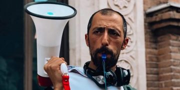 “პოლიციელი დგას დაუცველი, თავში ხვდება ქვები, რკინის საგნები, კვერცხები, მინის ბოთლები… ყურთან უფეთქდება სხვადასხვა ასაფეთქებელი მოწყობილებები…” – გიგა მაქარაშვილი