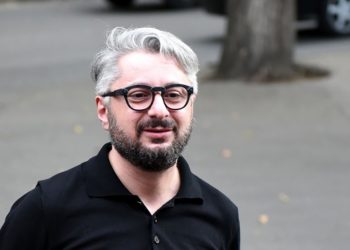 “იცნობდეთ… დარჩა კითხვები?” – ვისზე წერს ნიკა გვარამია