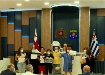 ბათუმის საკრებულოს სხდომა ჟურნალისტების პროტესტით დაიწყო