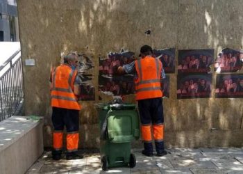 თბილისის მერიის გადაწყვეტილებით, მოქალაქეების მიერ, ქუჩებში გაკრულ „ნაციონალური მოძრაობის“ საწინააღმდეგო შინაარსის პლაკატებს ხსნიან