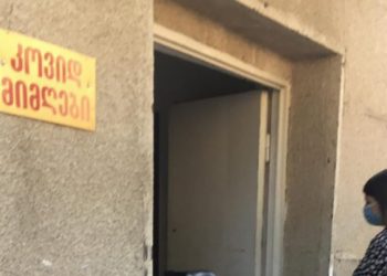 “პაციენტები რიგში დაგვაყენეს, ბრიგადამ კუბო მოაყუდა კარებზე… ჩვენ თვალწინ გარდაცვლილის კუბოში ჩაწვენა დაიწყეს – მორგი და კოვიდ მიმღები ერთად”