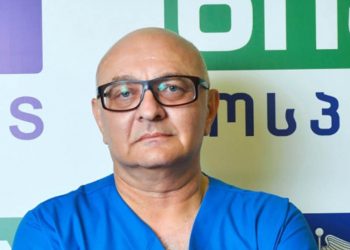 “ვაქსერტურიზმი – შემოდიან რუსები ყალბი აცრის საბუთებით, აქ იცრებიან “ფაიზერითა” და “ასტრაზენეკათი”, გარკვეულ ფასად” – ახალი ბრალდება გამყრელიძის უწყებას