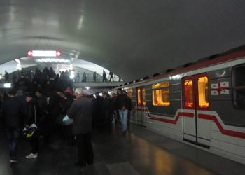 “ხუთმა კაცმა 16 წლის ბიჭი ჩაიყვანა მეტროდან… საქმეს ურჩევდნენ… კანკალებდა…” – რა მოხდა დღეს თბილისის მეტროში