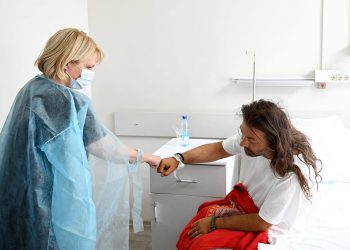 მინისტრი დაჭრილ ტურისტს “ძალების აღსადგენად” სასტუმროში დასვენებას სთავაზობს