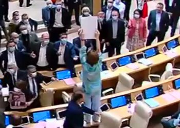(ვიდეო) – მაგიდაზე შემდგარი დეპუტატი და დაპირისპირება პარლამენტში