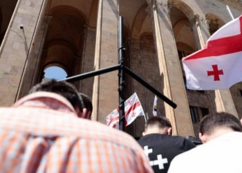 პარლამენტთან აღმართული ჯვრის მოხსნის მოთხოვნით დაგეგმილი აქცია გაუქმდა