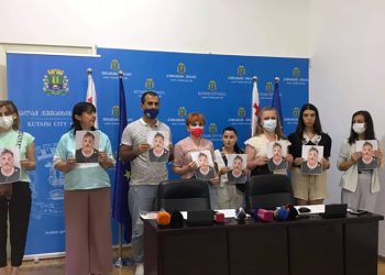 იუსტიციის მინისტრი დარბაზში, სადაც ჟურნალისტები იყვნენ, ვერ შევიდა – რა მოხდა ქუთაისში