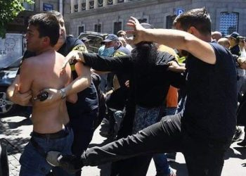 “რამ გაგაცოფათ, ამ პატარა ბიჭს, ჟურნალისტს როგორ დაუნდობლად ურტყამთ?! მოერიეთ?!” – ბონდო მძინარაშვილი