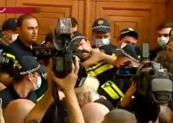 ოპოზიური პარტიების წარმომადგენლები და ჟურნალისტები პარლამენტში შესვლას ცდილობენ