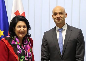 “კარები, კარები არის, გაწევრიანება, გაწევრიანებაა” – რა ჯილდო გადასცა პრეზიდენტმა ჯეიმს აპატურაის?