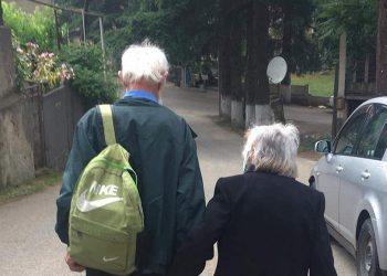 “ბანკიდან გამოვიდნენ… ახლა შევალ მაღაზიაში და ერთ კილო შოკოლადს გიყიდიო… სიყვარულს არ აქვს ასაკი”