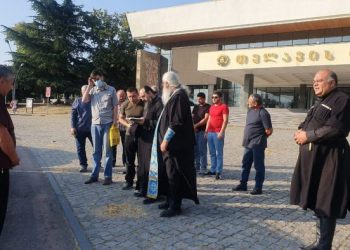 თელაველმა მღვდლებმა მრევლი აკურთხეს და თბილისში “ღირსების მარშის” კონტრაქციაზე გამოუშვეს