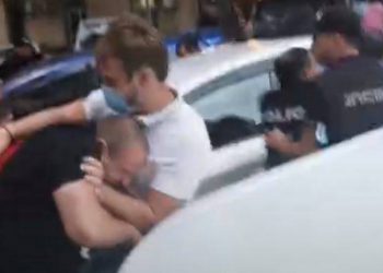 (ვიდეო) – პარლამენტთან, ტრანსგენდერ ქალს თავს დაესხნენ