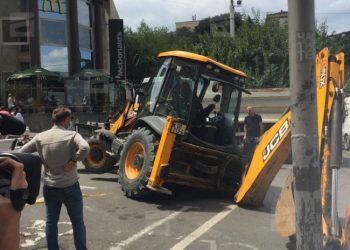 რუსთაველზე, ასფალტის ჩანგრევის გამო მიყვანილ მძიმე ტექნიკას მიწა გამოეცალა – ფოტო