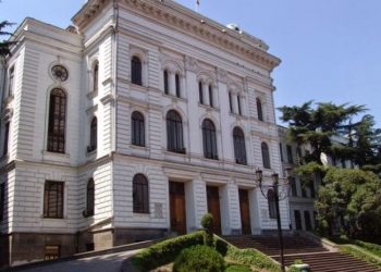 დისკრიმინაციული მოპყრობა ლექტორის მიმართ – სასამართლომ თსუ-ს 4 350 ლარის გადახდა დააკისრა