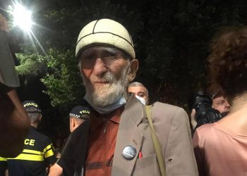 (ფოტო) – პარლამენტთან გამართული აქციის ერთ-ერთი უხუცესი მონაწილე – რა ხდება ამ წუთებში რუსთაველზე?