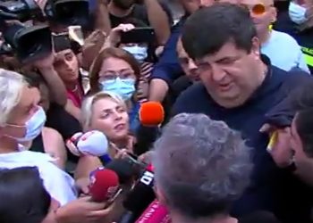 (ვიდეო) – “შენ ბიჭო, @რაკი მიაყენე, შე ბო@ო შენ…” – ვასილ ჩიგოგიძე და ჟურნალისტები