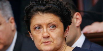 (ვიდეო) – “ჩემ მეუღლეს თავი დაანებეთ, ქალებო” – თეა წულუკიანი
