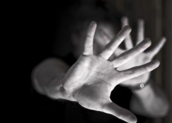 „მცემდა, იარაღით მემუქრებოდა, 80 წლის მამა ისე სცემა 3 ნეკნი გაუტეხა…“ – ხაშურში სოციალურად დაუცველ ქალზე ძმა ძალადობდა