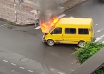 ბათუმში მოძრავ მიკროავტობუსს ცეცხლი გაუჩნდა (video)