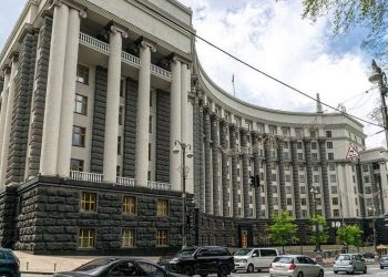 უცნობი პირი უკრაინის მთავრობის შენობაში ხელყუმბარის აფეთქებით იმუქრება. ვიდეო