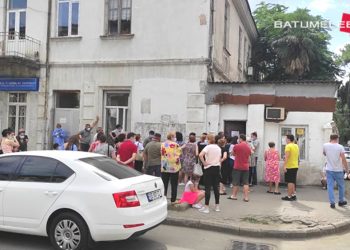 რიგი კორონავირუსის ტესტირებაზე და “აკრძალულ” ქორწილში გამოძახებული პატრული – რა ხდება ბათუმში?
