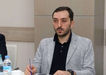 “აიცერით, ხალხო, აიცერით, უცნაურ ხალხს რა გამოლევს… წამოგვეწია გზაში ერიკ ტოპოლის ტვიტი…” – ბიძინა კულუმბეგოვი