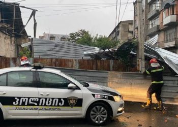 მოგლეჯილია ხეები, დაზიანებულია სადენები, გადახდილია სახურავები – რა ხდება გორში?