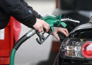 (ვიდეო) – “იაფად იყიდიენ, მაინც ძვირად ყიდიენ… გვახრჩობენ, გვატყავებენ… სისხლს გვწოვენ…” – მოქალაქეები საწვავის ფასზე