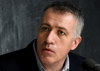 “კაი,  ეს რასაც აძლევენ ტექსტს არ კითხულობს,  მაგრამ speech-writer ვინ ყავს, მანახეთ” - სერგო ჩიხლაძე