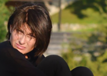 “არაერთხელ დამისვეს კითხვა – “დედა ექიმი იყო და რატომ არ აიცრაო?” – გარდაცვლილი ექიმის შვილი