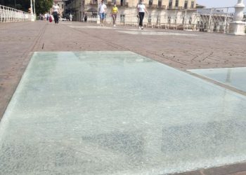 ქუთაისში, თეთრ ხიდზე მინის იატაკი დაზიანებულია