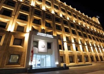 აგვისტოს ომში დაღუპულთა ხსოვნის პატივსაცემად, საქართველოს მთავრობის ადმინისტრაციის შენობაზე სახელმწიფო დროშა დაეშვა