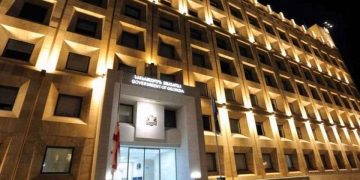 აგვისტოს ომში დაღუპულთა ხსოვნის პატივსაცემად, საქართველოს მთავრობის ადმინისტრაციის შენობაზე სახელმწიფო დროშა დაეშვა