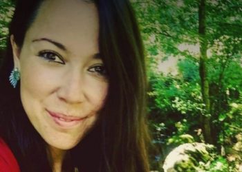 +18 – “სხვა ადგილას მოკლეს… კისრის არეში აქვს ჭრილობები, ხელის თითებიც დასერილი აქვს, გაუპატიურება არ დასტურდება…” – შანაი ბრუკის მკვლელობის დეტალები