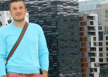 “2082 წელია, ნაცებზე გამარჯვების 70 წლისთავი… ჩრდილოეთ კორეისა და ხასიდი ებრაელების მსგავსად… 70 წლის შემდეგაც ტვინს ურეცხავენ საკუთარ მოსახლეობას…“ – ჯიმი კენედი