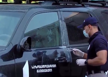 სამების ეზოში საზოგადოებრივი მაუწყებლის ტექნიკა დააზიანეს