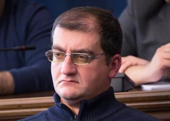 “არა აქვს მნიშვნელობა სიმართლის თქმის გამო, ბევრი რომ აგინებს, ბევრმა რომ გაყიდა… დაბადების დღეს გილოცავ, კნიაზ…” – გუჯა ბიძია