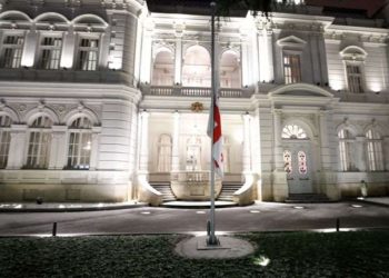 პრეზიდენტის სასახლეზე სახელმწიფო დროშა დაეშვა