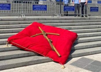 პარლამენტთან კიდევ ერთი ჯვარი მიიტანეს