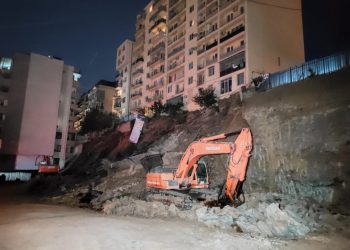 ლორთქიფანიძის ქუჩაზე, სადაც ფერდის ნაწილი ჩამოიშალა, თბილისის მერიის ყველა შესაბამისი სამსახურის წარმომადგენელია მობილიზებული