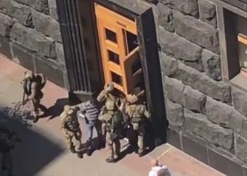 ვინ არის მამაკაცი, რომელიც უკრაინის მთავრობის შენობაში ხელყუმბარის აფეთქებით იმუქრებოდა