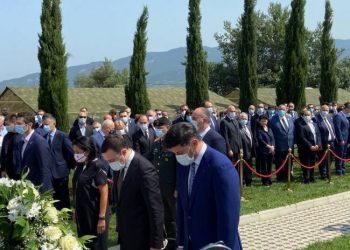 მთავრობა მუხათგვერდის ძმათა სასაფლაოზე მივიდა