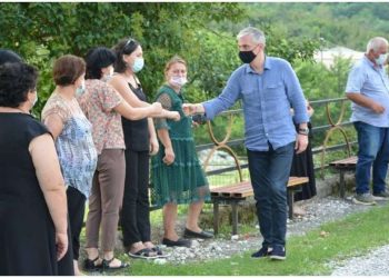 წალენჯიხის მეორიბის კანდიდატი გოგა გულორდავა საარჩევნო კამპანიის ფარგლებში მოსახლეობას ხვდება