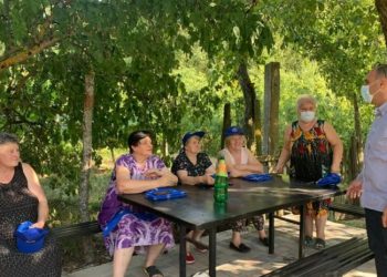 „ქართული ოცნება – დემოკრატიული საქართველოს“ ხაშურის მერობის კანდიდატი ამომრჩეველს შეხვდა