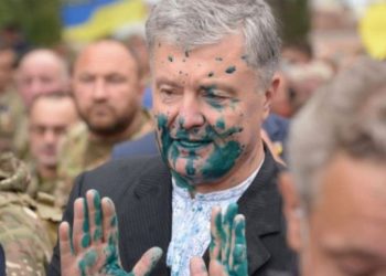 უკრაინის ყოფილ პრეზიდენტს თავს დაესხნენ და “ზელიონკა” შეასხეს