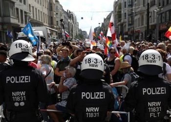 ბერლინში დემონსტრანტმა კოვიდ რეგულაციები გააპროტესტეს – პოლიციელებმა მათ დასაშლელად წყლის ჭავლი გამოიყენეს