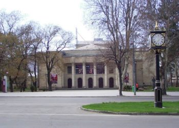 გორის თეატრის დირექტორი ამბობს, რომ თეა წულუკიანმა პარტიული ნიშნით გაათავისუფლა