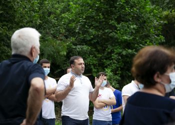 „ქართული ოცნების“ ქობულეთის მერობის კანდიდატი დაბა ჩაქვის მოსახლეობას შეხვდა