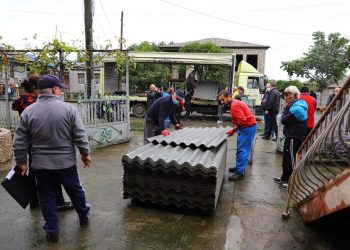 სამეგრელოში ქარისგან დაზიანებული სახლებისთვის გადასახური მასალის გადაცემა მიმდინარეობს